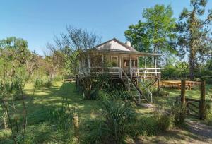 a small house in the middle of a yard at Quinta isleña Monte Blanco - Domingos Checkout 17 hs in Tigre