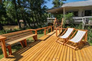 two chairs and a bench on a wooden deck at Quinta isleña Monte Blanco - Domingos Checkout 17 hs in Tigre
