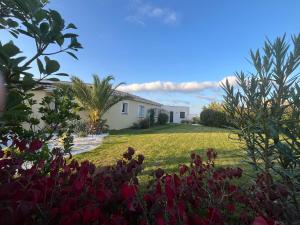 Taman di luar L Aparté d'Eliette En pleine nature à 10 mn du MEETT, 15 mn de l aéroport