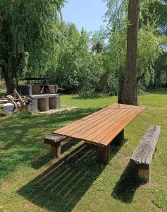 un banco de madera sentado junto a un árbol en un parque en Quinta isleña Monte Blanco - Pileta - Domingos Checkout 17 hs, en Tigre 38 fotos más
