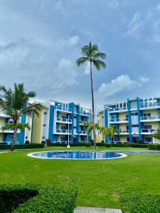 Πισίνα στο ή κοντά στο Radiant Realm Residence Free Parking BBQ Central los Corales