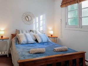 Un dormitorio con una cama grande con dos almohadas. en Quinta isleña Monte Blanco - Pileta - Domingos Checkout 17 hs, en Tigre
