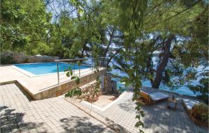 Bazén v ubytování Six-Bedroom Holiday Home In Prizba nebo v jeho okolí