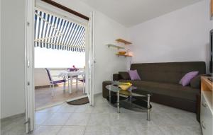 un soggiorno con un divano e un tavolo di Nice Home In Rogoznica a Podglavica