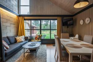 a living room with a couch and a table at Fulufjellstunet in Ljørdal