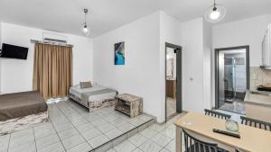TV a/nebo společenská místnost v ubytování Erato Hotel