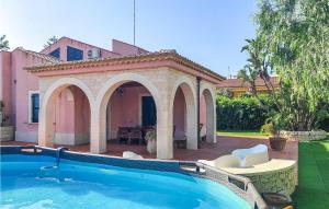 ein Haus mit einem Swimmingpool im Hof in der Unterkunft Lovely Home In Marina Di Modica in Marina di Modica