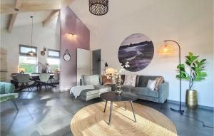 una sala de estar con un sofá y una mesa en Amazing Home In Putten With Wifi, en Putten