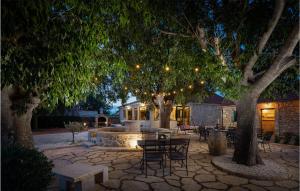 Kawasan patio atau luaran di Pet Friendly Home In Oklaj With Sauna +54 gambar