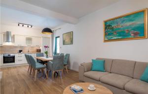 Dapur atau dapur kecil di Pet Friendly Home In Oklaj With Sauna