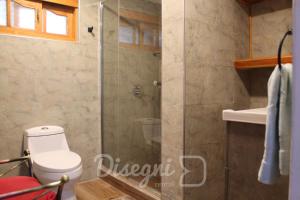 Koupelna v ubytování Hostal Cristina, Central Caldera, Habitación Privada Disegni 11-12 + 22 fotografií