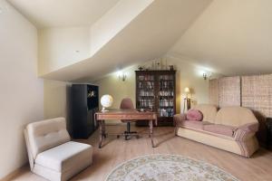 a living room with a couch and a table at Casa da Cidade de Loulé in Loulé