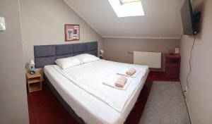 a bedroom with a bed with two towels on it at Centrum Konferencyjne Sułtan in Marki +26 photos