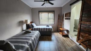 Postel nebo postele na pokoji v ubytování Twilight Suite