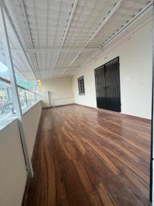 an empty room with a wooden floor in a building at Shivoham Stay Tiruvannamalai in Tiruvannāmalai