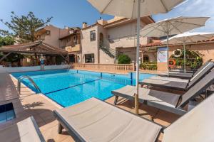 Bazén v ubytování Erato Hotel nebo v jeho okolí