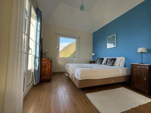 a bedroom with a large bed and a window at Quinta das Hortênsias in Arco de São Jorge