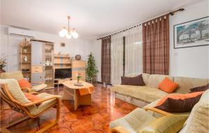Posezení v ubytování Nice Apartment In Mali Losinj With Wifi