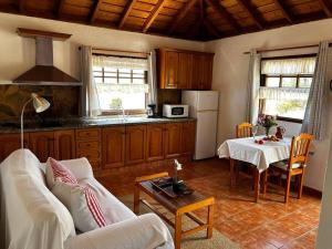 ティハラフェにあるVilla Feliz casa Los Geranios 2のソファとテーブルとキッチンのあるリビングルーム +16枚の写真