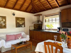 ティハラフェにあるVilla Feliz casa Los Geranios 2のソファとテーブルのあるリビングルーム