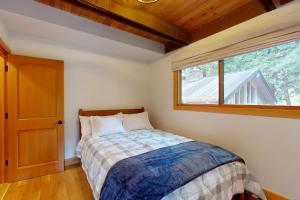 a small bedroom with a bed and a window at Tahoe West Shore Escape in Tahoe City