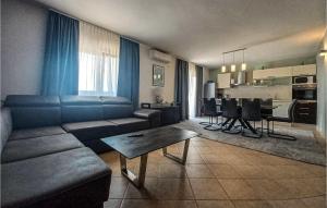 Χώρος καθιστικού στο Nice Home In Kastel Sucurac With Sauna