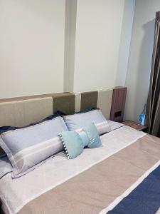 un lit avec deux oreillers dessus dans l'établissement The Astra Sky River 2 bedrooms, à Chiang Mai 14 autres photos