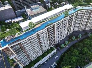 une vue aérienne d'un grand immeuble d'appartements avec piscine dans l'établissement The Astra Sky River 2 bedrooms, à Chiang Mai