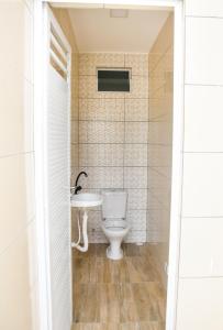 ein Badezimmer mit Toilette und Waschbecken in der Unterkunft Casa Da Onda in Tamandaré + 22 Fotos