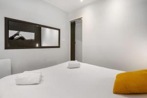 Katil atau katil-katil dalam bilik di Village Naturiste R4N - Le LoveSpa Port Ambonne