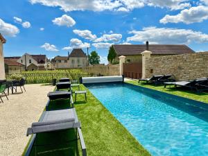 Bazén v ubytování Hotel Les Rêveries du CLOS derrière St Jean Vignes &Spa nebo v jeho okolí