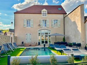 Bazén v ubytování Hotel Les Rêveries du CLOS derrière St Jean Vignes &Spa nebo v jeho okolí
