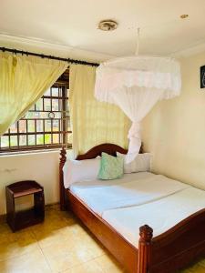 Un pat sau paturi într-o cameră la Amen Guest House And Ethiopian restaurant