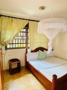 Un pat sau paturi într-o cameră la Amen Guest House And Ethiopian restaurant