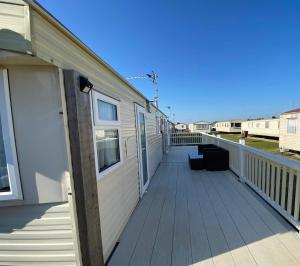 un ampio ponte sul lato di una casa di CaravanSleeps4-HotTub-Coastal-Parking-QuietRetreat a Skegness