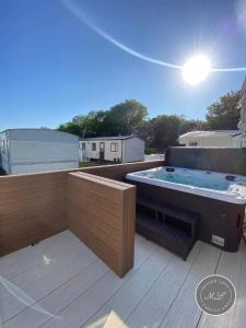 una vasca idromassaggio sul tetto di una casa di CaravanSleeps4-HotTub-Coastal-Parking-QuietRetreat a Skegness Altre 2 foto
