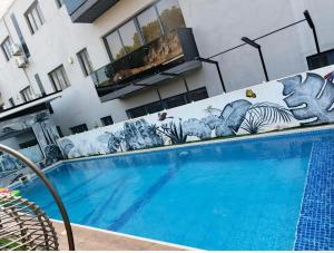 una piscina en medio de un edificio en Vulcan Apartments, en Mobushipe