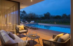un patio con piscina, mesa y sillas en Villa Gaia 1, en Vodnjan