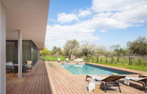 una terraza de madera con piscina y una casa en Villa Gaia 1, en Vodnjan
