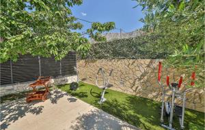 Κήπος έξω από το Nice Home In Kastel Sucurac With Sauna +31 φωτογραφίες