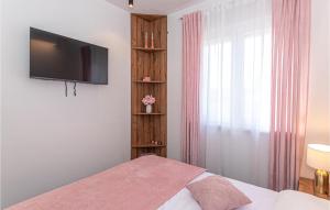 TV a/nebo společenská místnost v ubytování Cozy Home In Brodarica