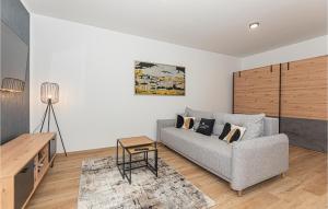 a living room with a couch and a table at Cozy Home In Srima With Wifi in Srima