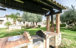 Κήπος έξω από το 2 Bedroom Pet Friendly Home In Siracusa