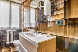 een badkamer met wastafel en toilet bij Milano Via Morgantini 5 PAX Wi-Fi in Milaan +14 foto's