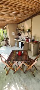 a table and chairs in a kitchen with a counter at Chalé Temático Mata Atlântica in Paraty +41 photos