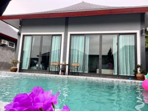 Bazén v ubytování Arun Siri Pool Villa Aonang nebo v jeho okolí