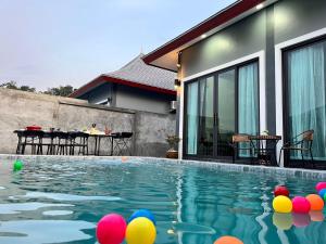 Bazén v ubytování Arun Siri Pool Villa Aonang nebo v jeho okolí