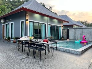 Bazén v ubytování Arun Siri Pool Villa Aonang nebo v jeho okolí