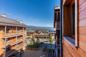 バンスコにあるPirin Golf & Country Club Apartmentのリゾートビルのバルコニーから景色を望めます。