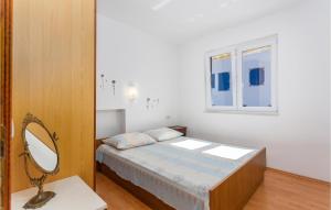 mała sypialnia z łóżkiem i lustrem w obiekcie Cozy Apartment In Jurandvor w mieście Jurandvor